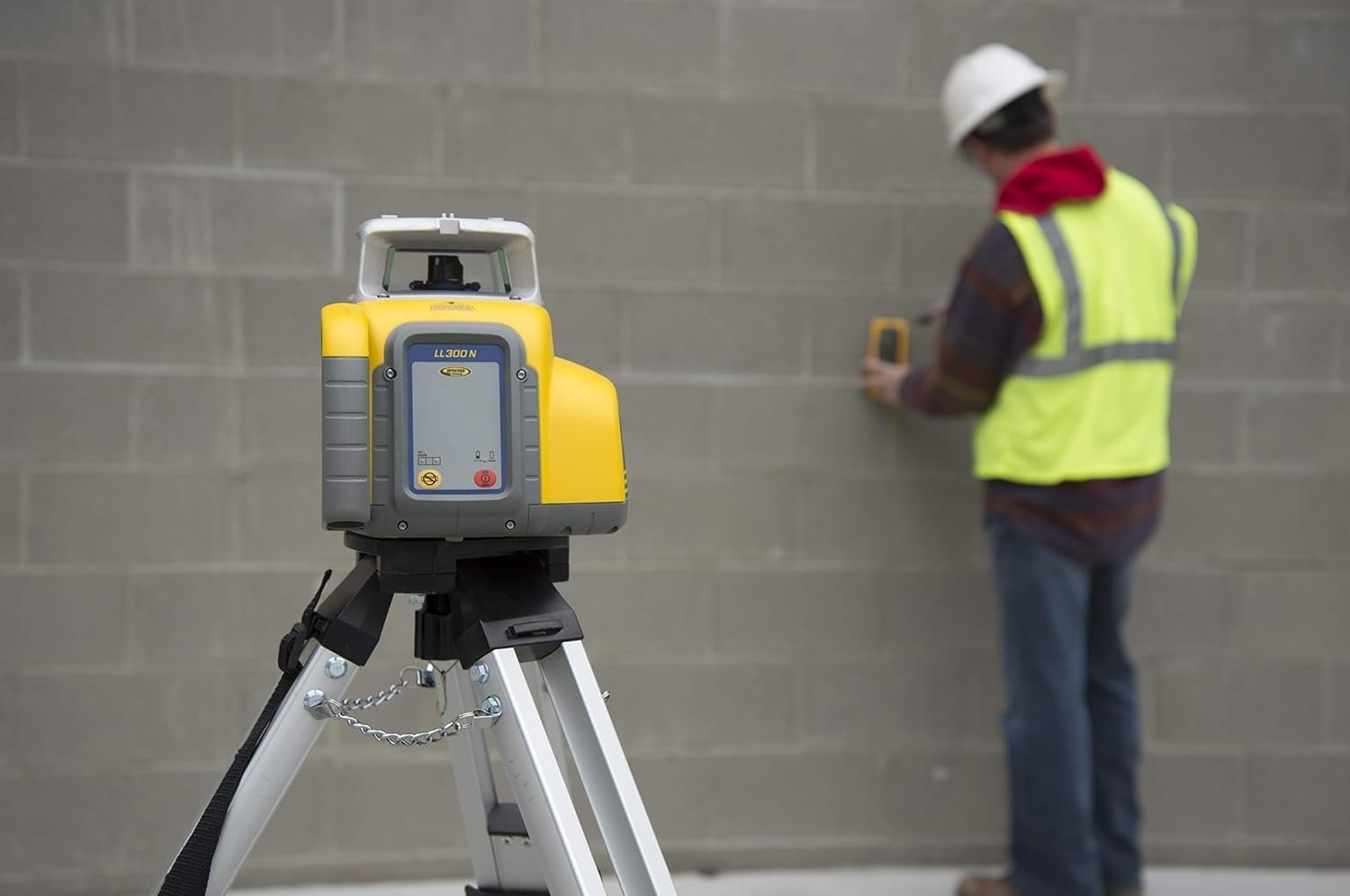 Spectra Precision LL300N-4 Laser Level, Self Leveling Kit with HL450 Receiver, Clamp, and NiMH Rechargeable Batteries, Yellow - Image 7