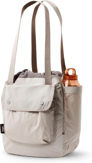Bellroy Cinch Tote (16 liter lightweight tote bag with external organization, pop pockets, a luggage pass-through, and effortless draw-cord closure) – Oat